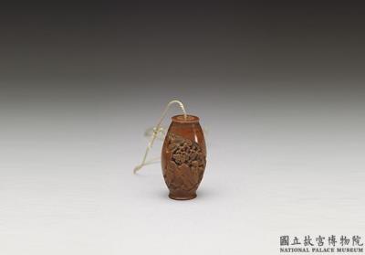 图片[2]-Carved olive-pit pendant of a scholar under a pine, Chen Ziyun (fl. 17th-18th c.), Qing dynasty-China Archive